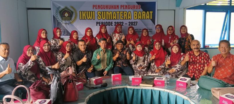 Ketua Pwi Basril Basyar Kukuhkan Kepengurusan Ikwi Sumbar